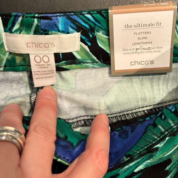 NWT Chico's Ultimate Fit Tropical Palms 5 Pkt 28in Ankle Pants Blk, Green, Blue - Picture 3 of 3
